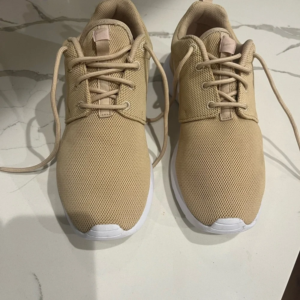 Nike. Roshe One “Desert Ore” Sneakers Women’s Size 9 EUC